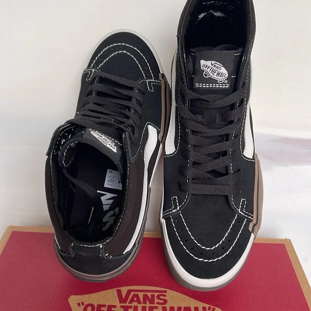 Vans WMNS Sk8-Hi Rearrange Utility Block Black
VN000CRMBLK
Sneakers - Picture 5 of 16